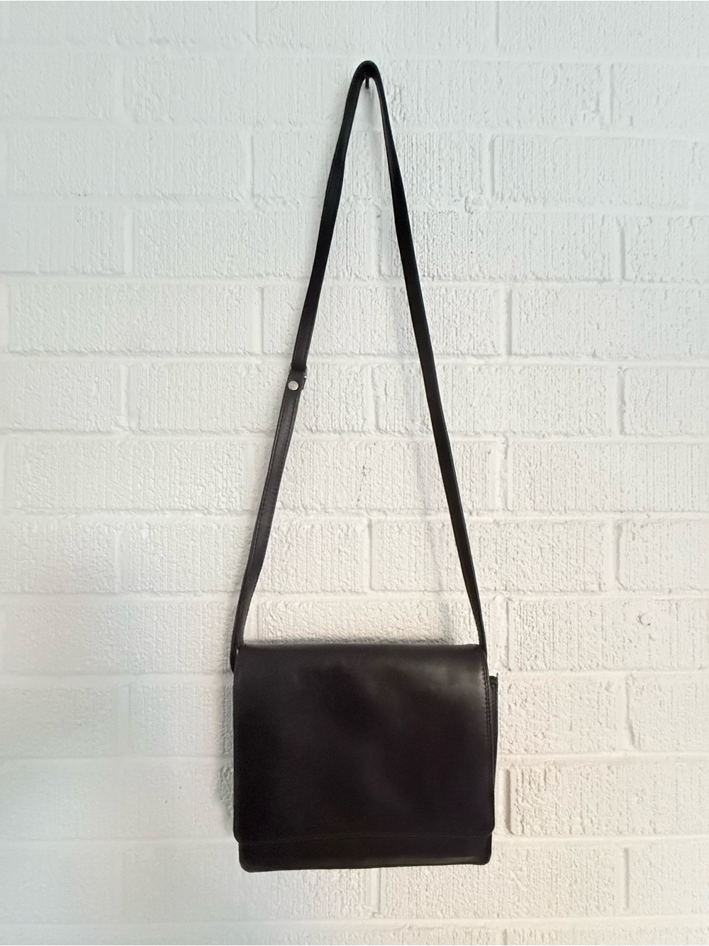 Minimalist Black Leather Crossbody Bag with Adjustable Strap